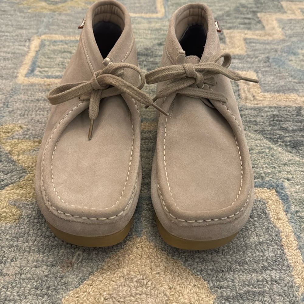 Clarks Originals Classic Wallabies Chukka Color Maple Suede Boot. Size 10 EUC